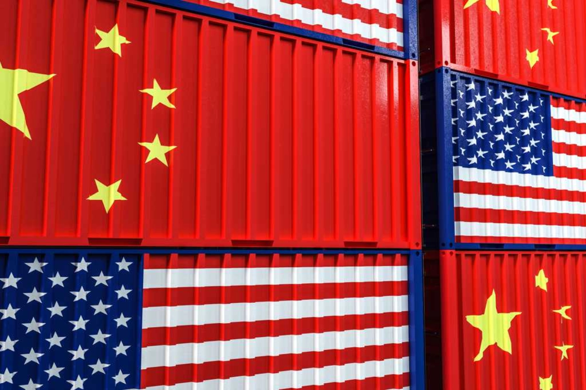 Publikation: Duell der Wirtschaftsmächte Flaggen der USA und China