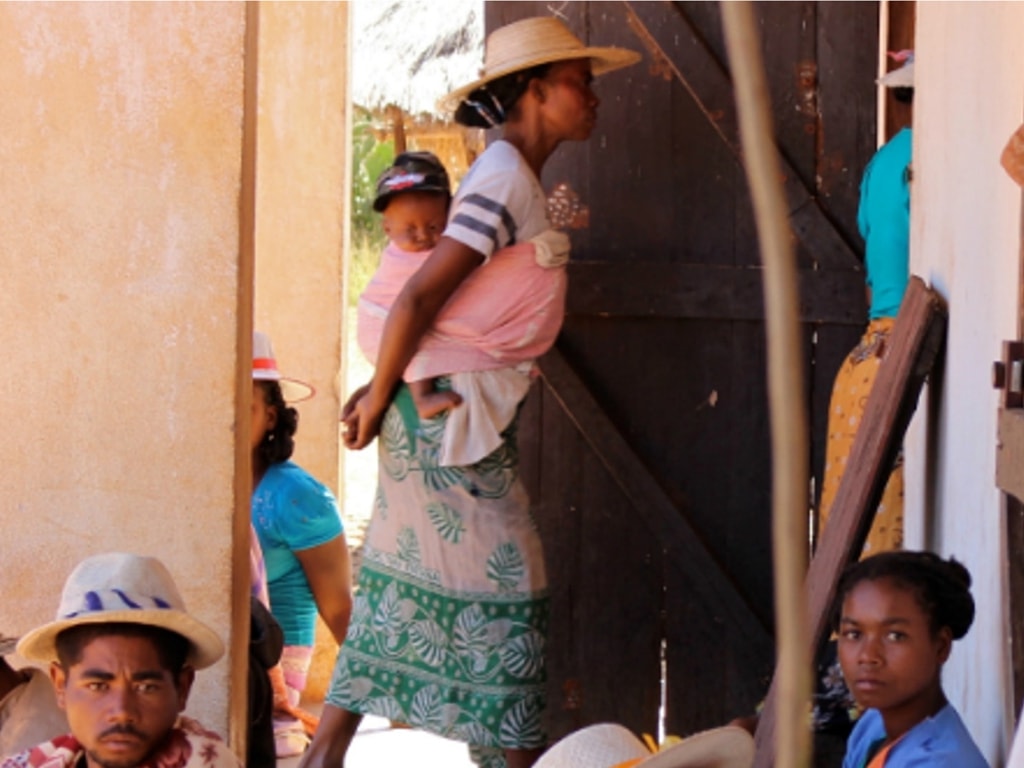 Aerzte fuer Madagaskar - Frau mit Kindern