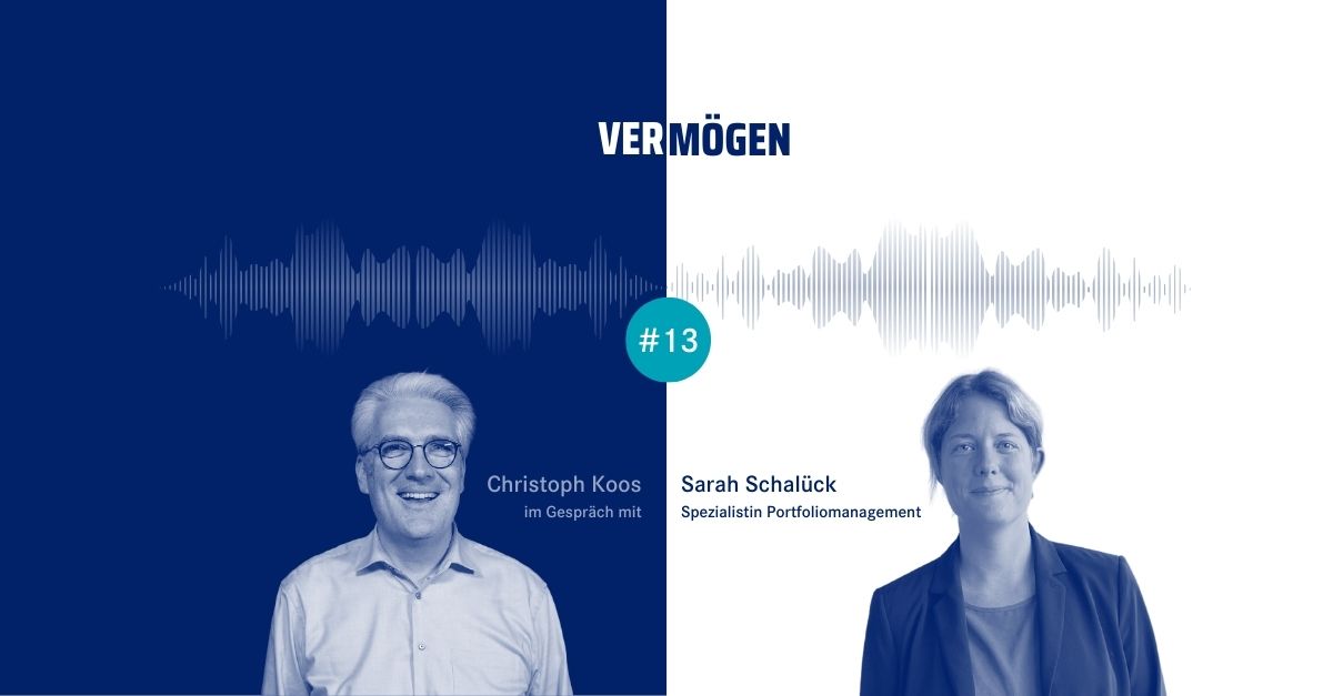 Die Portraitbilder von Christoph Koos und Sarah Schalück präsentieren die neue Vermögens-Podcast-Folge Nr. 13