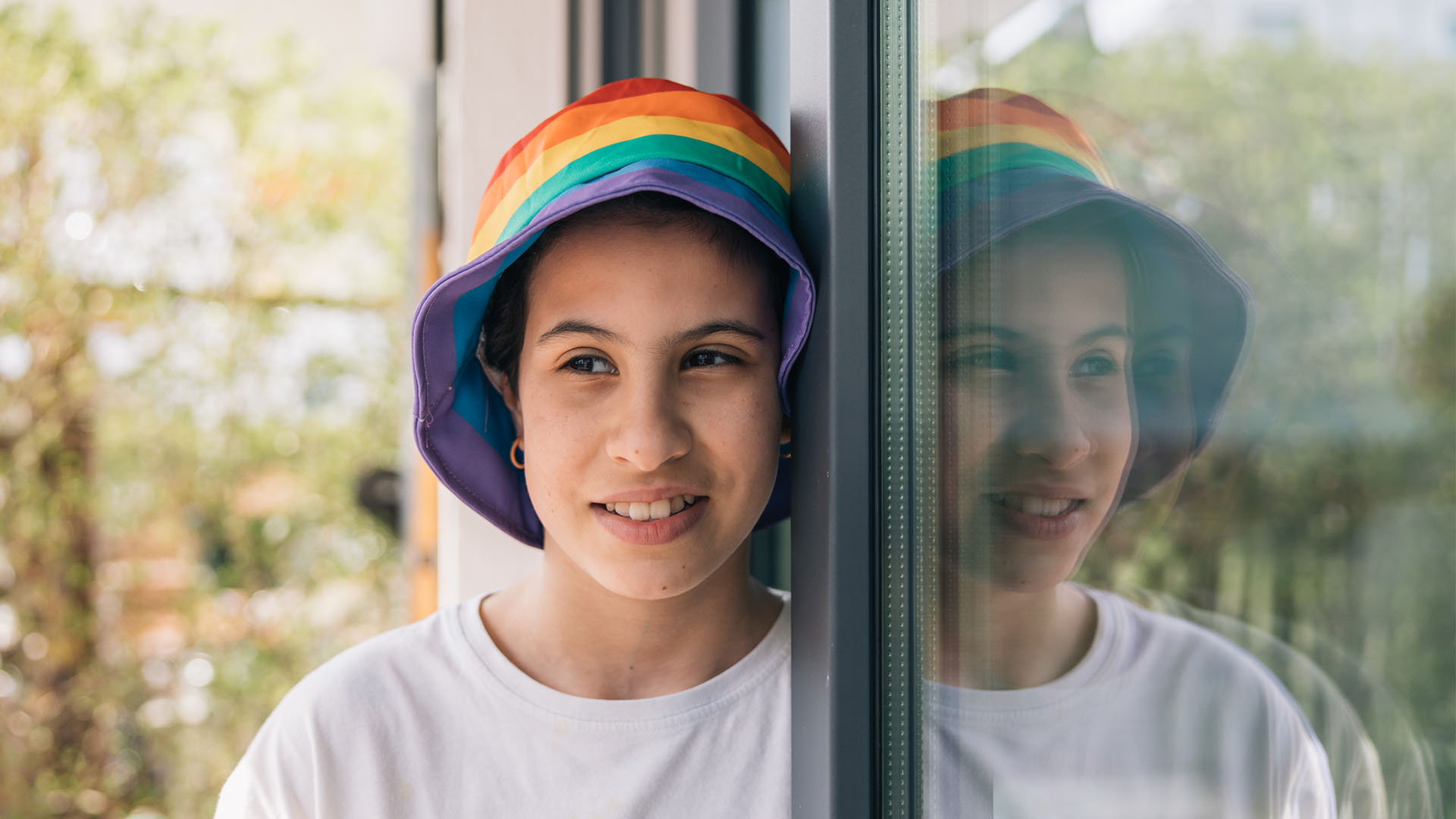 Vielfalt: Junges Mädchen mit Regenbogenfarben