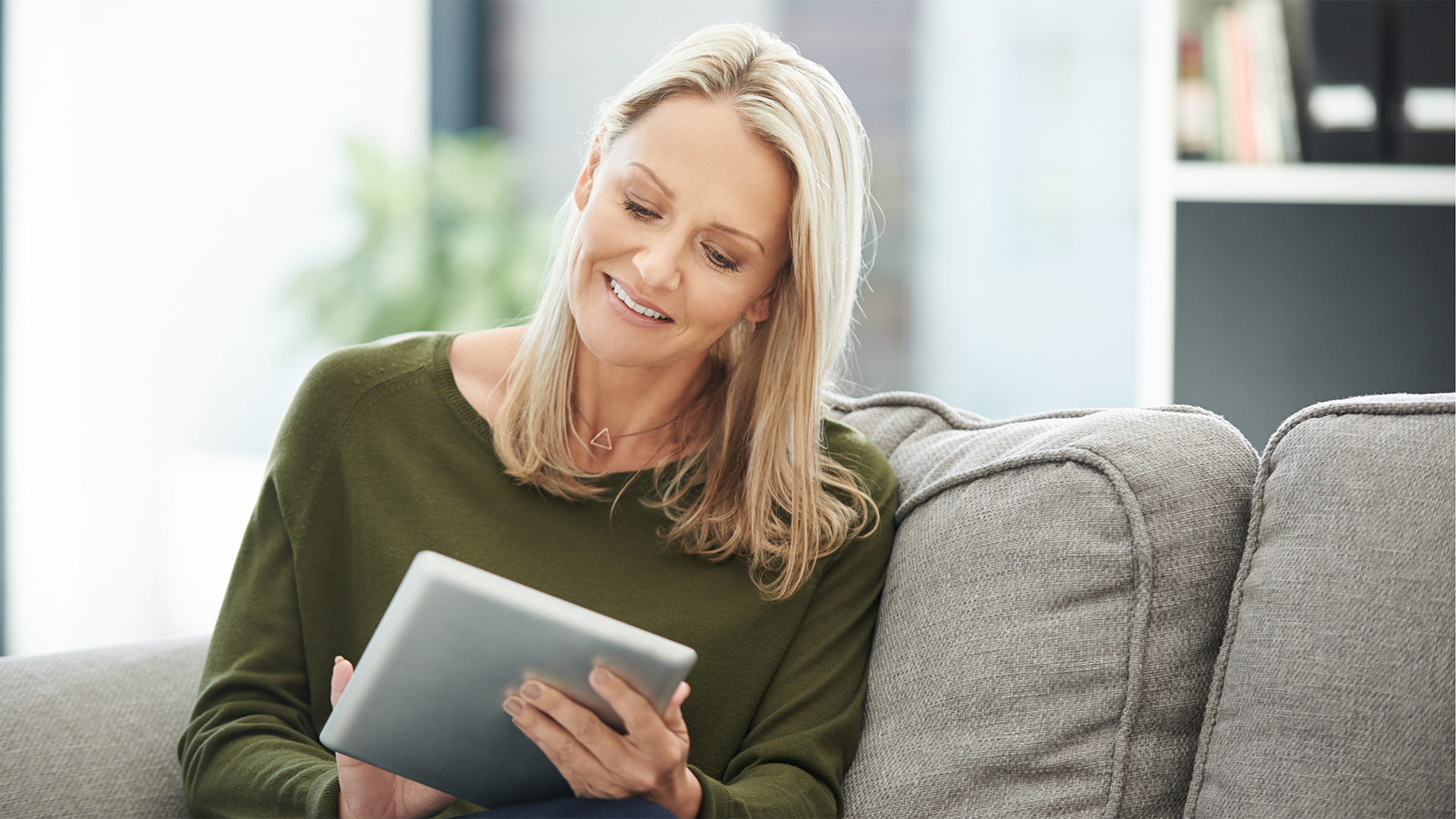 Foto: Frau mit Tablet