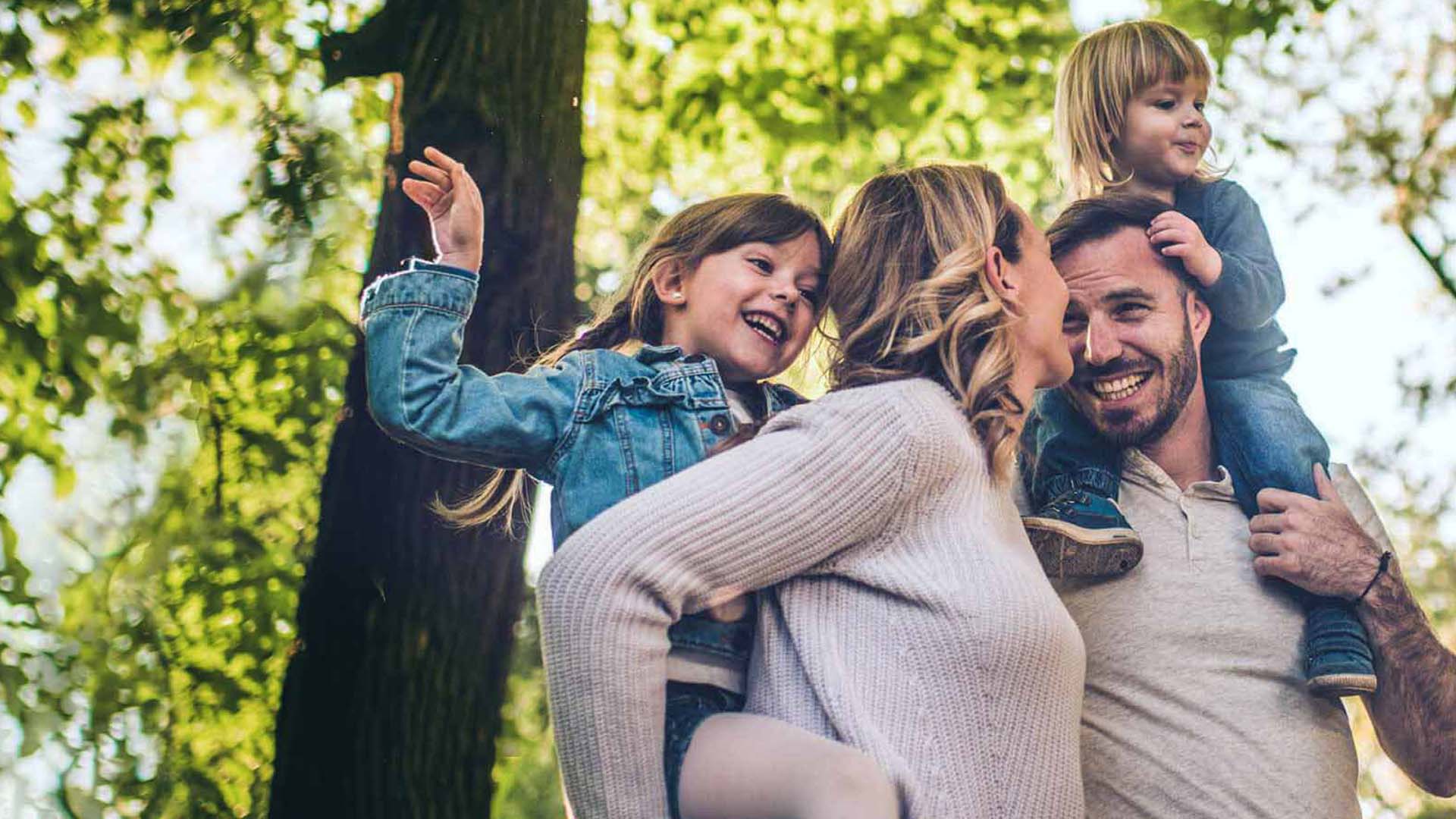 Eine Familie im Grünen