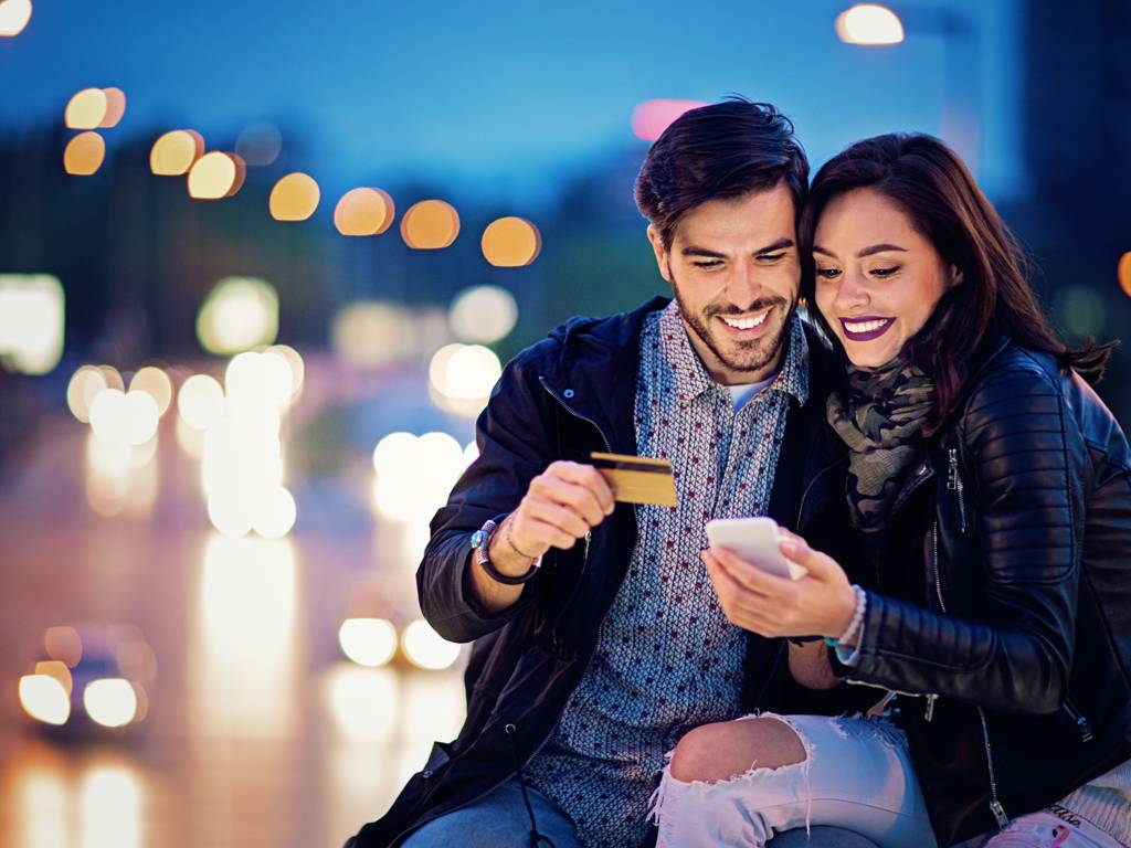 Junges Paar bezahlt mit Kreditkarte